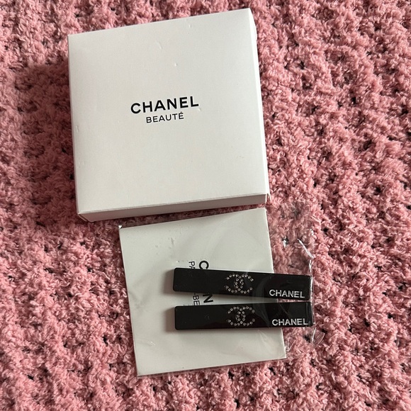 CHANEL Black Hair Clips with Logo Detail (GWP)